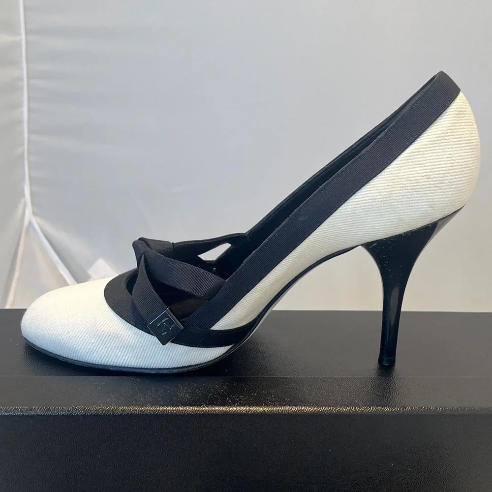 Chanel Interlocking CC High Heel Pumps - Picture 3 of 14